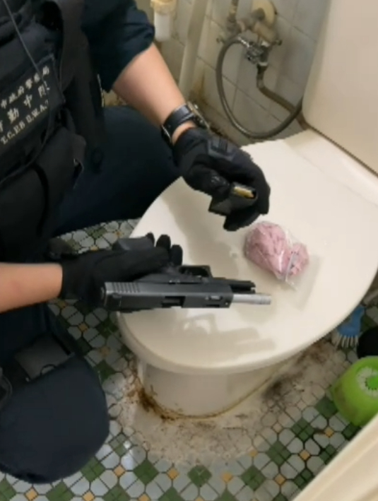 (馬桶水箱藏槍彈片)看電影《教父》學的?嫌犯槍彈藏馬桶水箱底層 員警上廁所尿尿搜出 70 | 社會 社會 記者爆料網