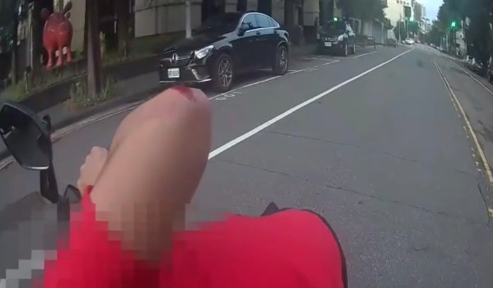 (喝茫倒頭栽片)醉到站不穩! 盤問酒駕男竟「倒頭栽」員警嚇出一身冷汗 71 | 社會 社會 記者爆料網