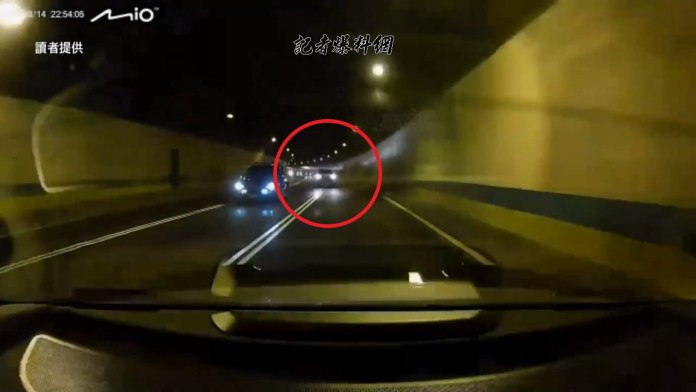 國道3號碧潭隧道南下出口自撞紐澤西護欄 駕駛骨折送醫幸無礙 67 111 10 | 社會 社會 記者爆料網