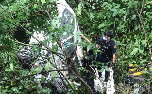 高雄23歲男過彎失控撞破護欄翻覆 "墜10米深邊坡"命大輕傷 66 過彎失控 墜落邊坡