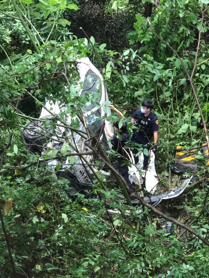 高雄23歲男過彎失控撞破護欄翻覆 "墜10米深邊坡"命大輕傷 65 S 26042548 0 | 社會 社會 記者爆料網