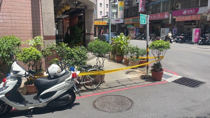 快訊/新莊7旬翁8樓住處墜樓亡 警封鎖現場採證初步排除外力介入 69 512 6 | 社會 社會 記者爆料網