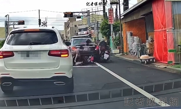 台南三寶女駕駛平交道前倒車"忘了打D檔" 綠燈起步撞翻2騎士 68 三寶 倒車