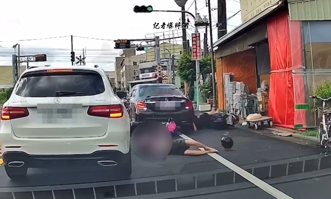 台南三寶女駕駛平交道前倒車"忘了打D檔" 綠燈起步撞翻2騎士 67 三寶 倒車