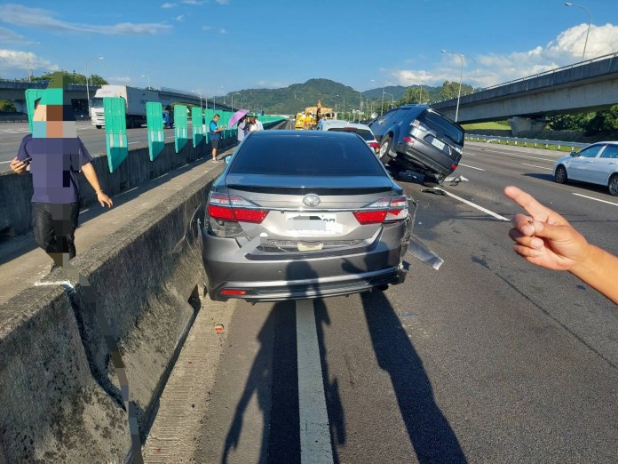 5輛車追撞。民眾提供 | 社會 社會 記者爆料網
