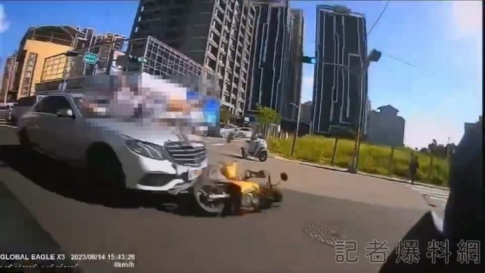 19歲「三寶」妹借開爸爸的賓士 闖紅燈擊墜綠燈起步機車騎士 70 813 1 | 社會 社會 記者爆料網