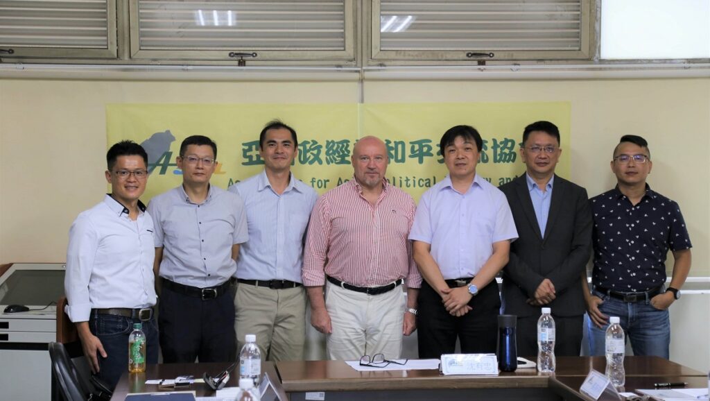 東海大學政治系舉辦「兩岸政策暨2024年台灣總統選舉」研討會,捷克國防大學副校長庫特伊(Libor_Kutej)來臺參與,分享捷克觀點。(圖/東海大學提供)