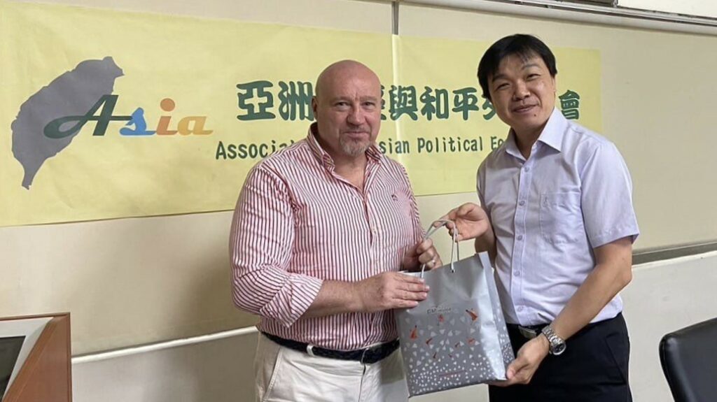 東海大學政治系教授沈有忠(右)、捷克國防大學副校長庫特伊(左)。(圖/東海大學提供)