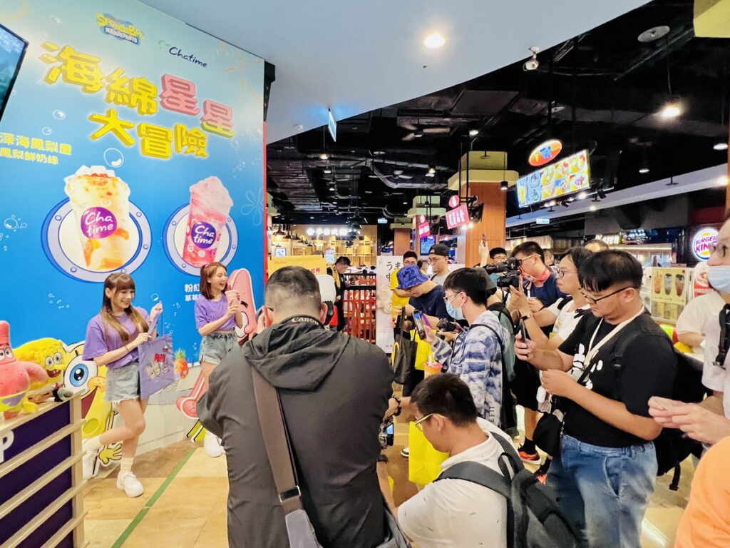 上週六（12日）領航猿啦啦隊女孩－Mika、油米現身台北信義威秀店擔任一日店長，現場吸引眾多消費者一睹風采