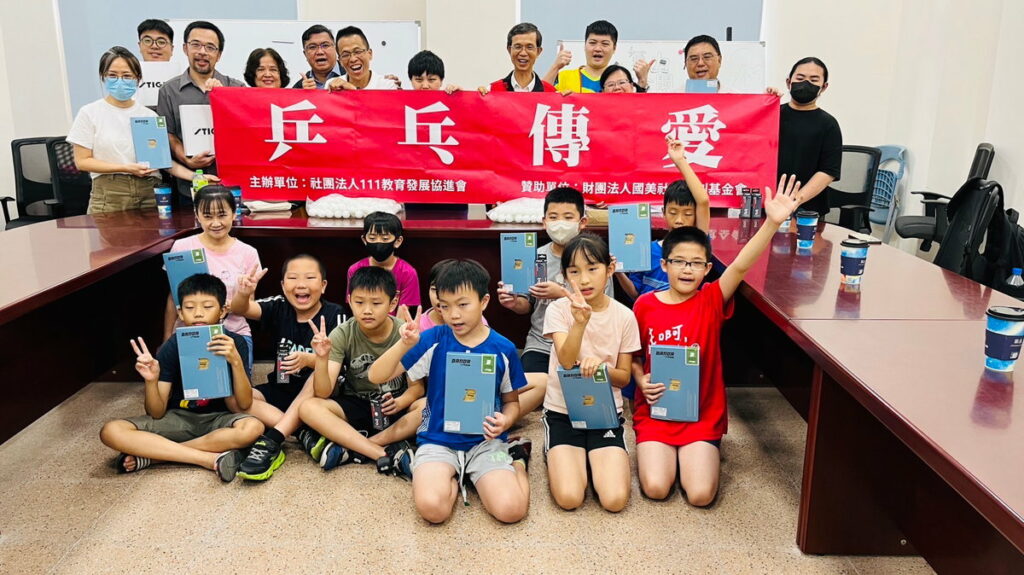 致贈學校含集球網、球拍及比賽用球等價值2萬元的桌球器材
