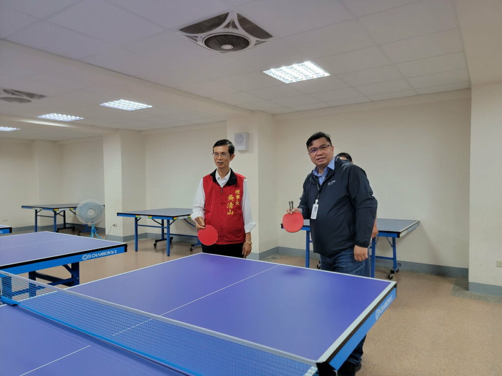 致贈學校含集球網、球拍及比賽用球等價值2萬元的桌球器材
