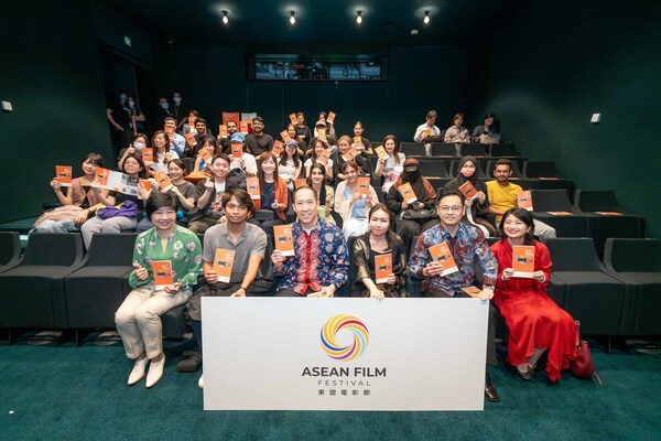 《白樓》導演寧卡維先生(左二);香港-東盟協會主席黃永光先生(左三);柬埔寨駐港副領事彭蒂妲女士(右三);香港-東盟協會總幹事謝昭暉先生(右二);香港歷史文物保育建設助理可持續發展總經理郭鎧怡女士(右一);信和集團集團企業市務及傳訊部總經理李玲鳳女士(左一) 《白樓》導演寧卡維先生(左二);香港-東盟協會主席黃永光先生(左三);柬埔寨駐港副領事彭蒂妲女士(右三);香港-東盟協會總幹事謝昭暉先生(右二);香港歷史文物保育建設助理可持續發展總經理郭鎧怡女士(右一);信和集團集團企業市務及傳訊部總經理李玲鳳女士(左一)