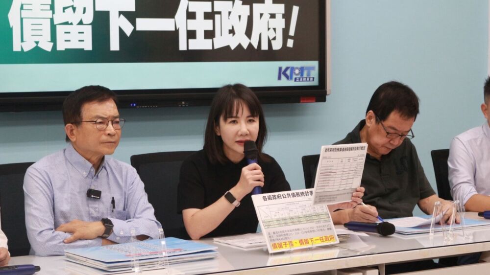 謝典林改稱會幫郭台銘聯署原因為何? 謝衣鳳:沒向他請教 292 謝典林改稱會幫郭台銘聯署原因為何? 謝衣鳳:沒向他請教 291