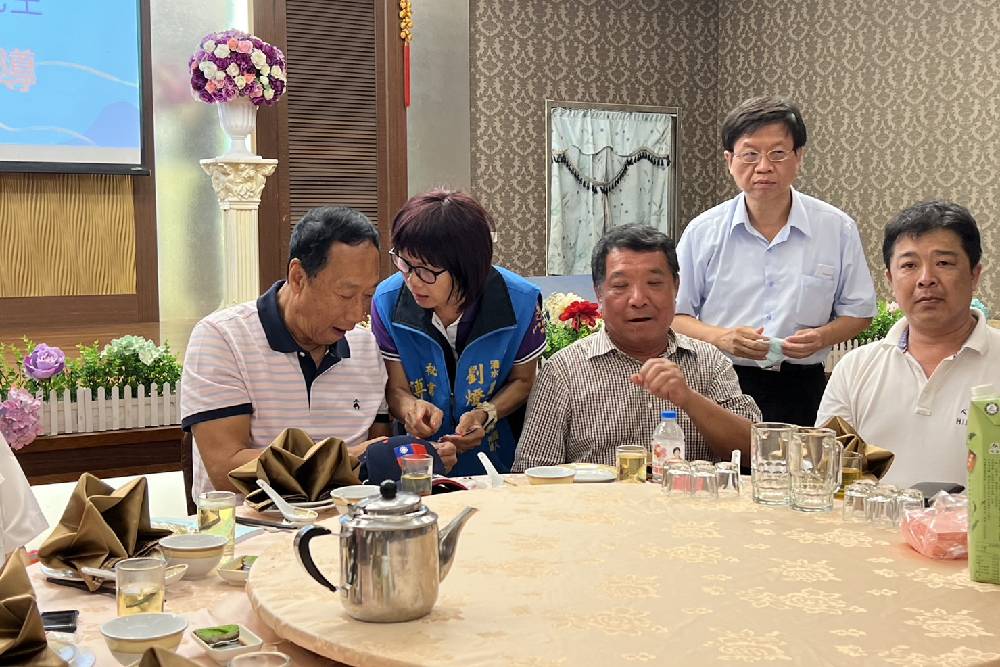 【郭台銘餐會2-2】里長訴求反貪汙、拚經濟 民代同聲:挺會做事的人 286 【郭台銘餐會2-2】里長訴求反貪汙、拚經濟 民代同聲:挺會做事的人 285