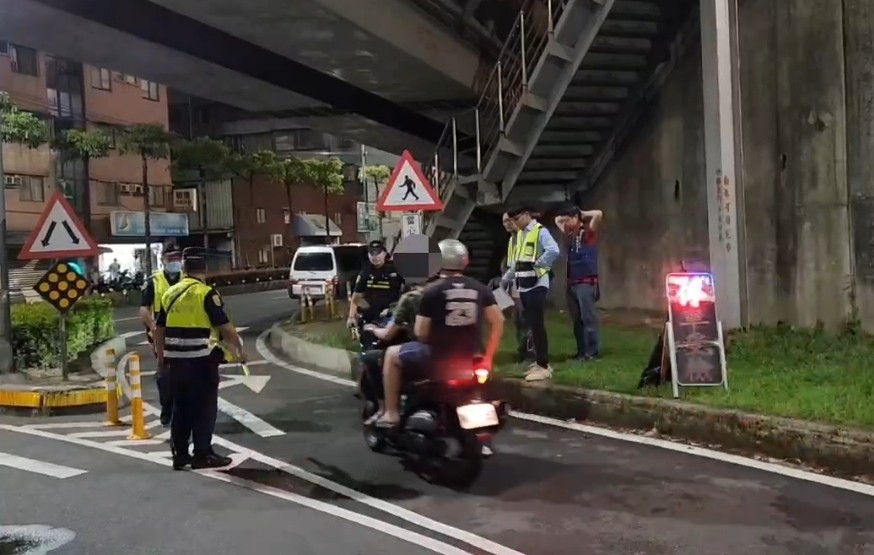 警方加強環警聯合稽查勤務。(記者宋紹成翻攝)