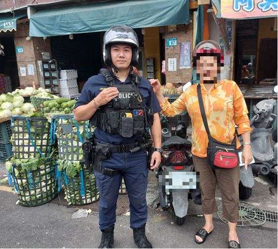 民眾感謝員警的耐心及細心。(記者宋紹誠翻攝)