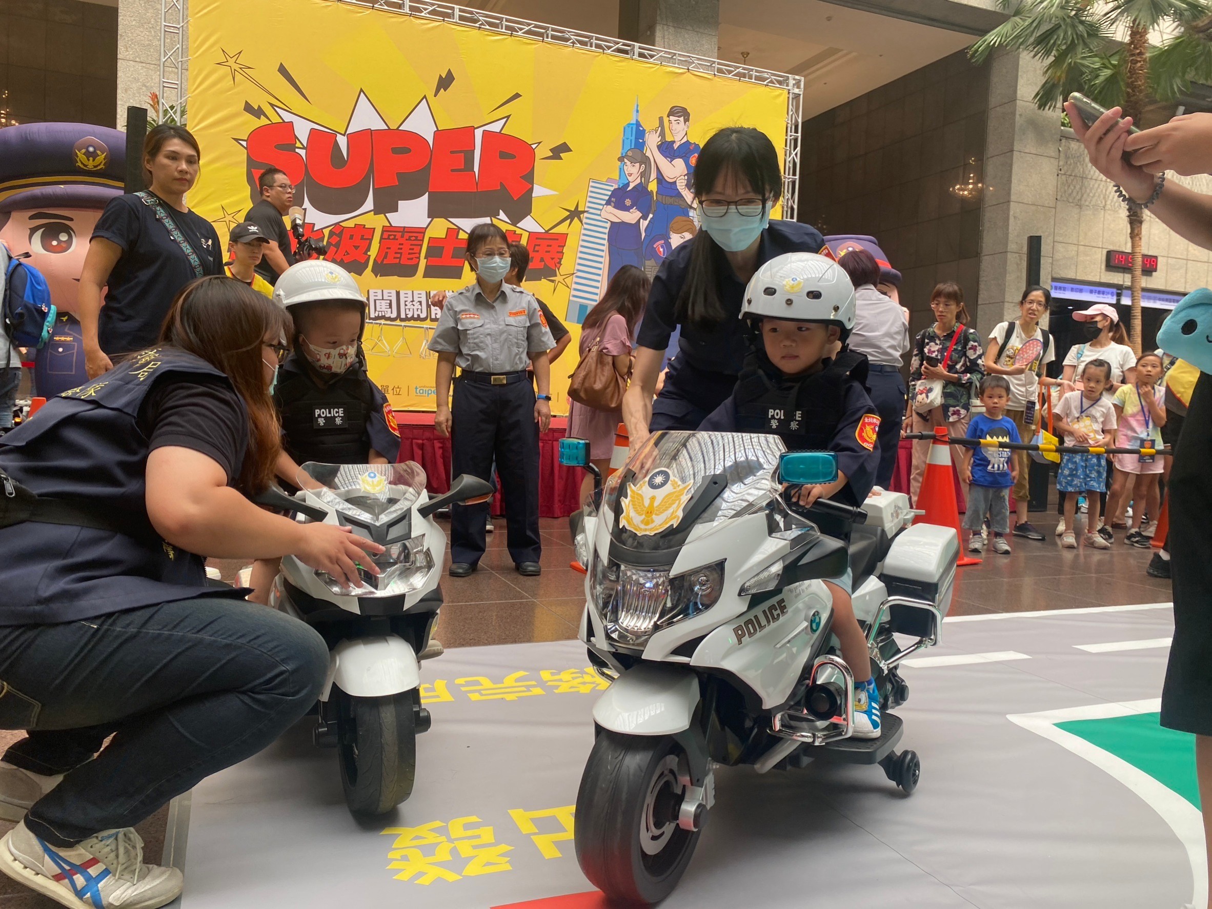 交通教育:SUPER台北波麗士通過實境體驗活動,提升對交通守則的認識。(記者宋紹誠翻攝)
