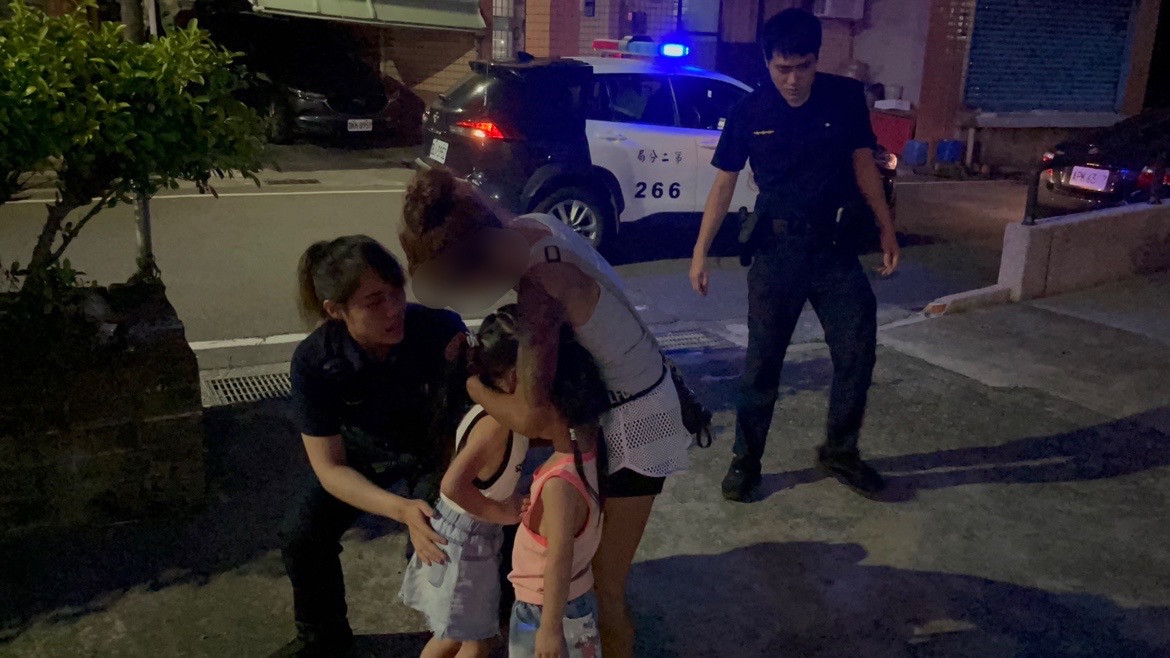 女童返家途中看到林姓母親當場抱著痛哭。(記者宋紹誠翻攝)