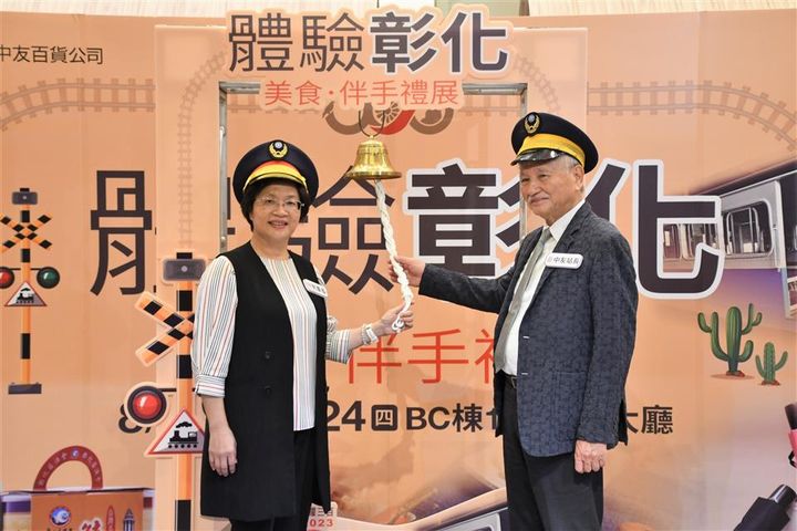 彰化縣縣長王惠美(左)日前啟動與台中中友百貨合作辦理的「2023體驗彰化-美食伴手禮展」。 圖:彰化縣政府/提供