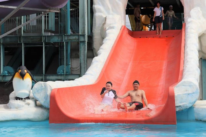 夏天最適合到樂園體驗刺激清涼的水上設施。 圖:六福村主題樂園/提供