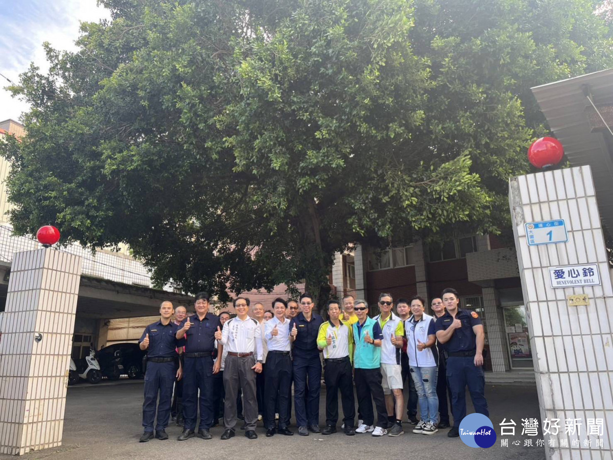 埔心派出所130年老榕樹修剪,地方人士齊聚祈福求平安。