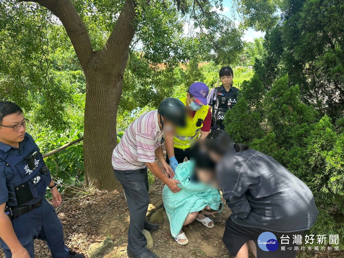 女子凌晨偷溜出門,平鎮警溪中尋獲幸無礙。