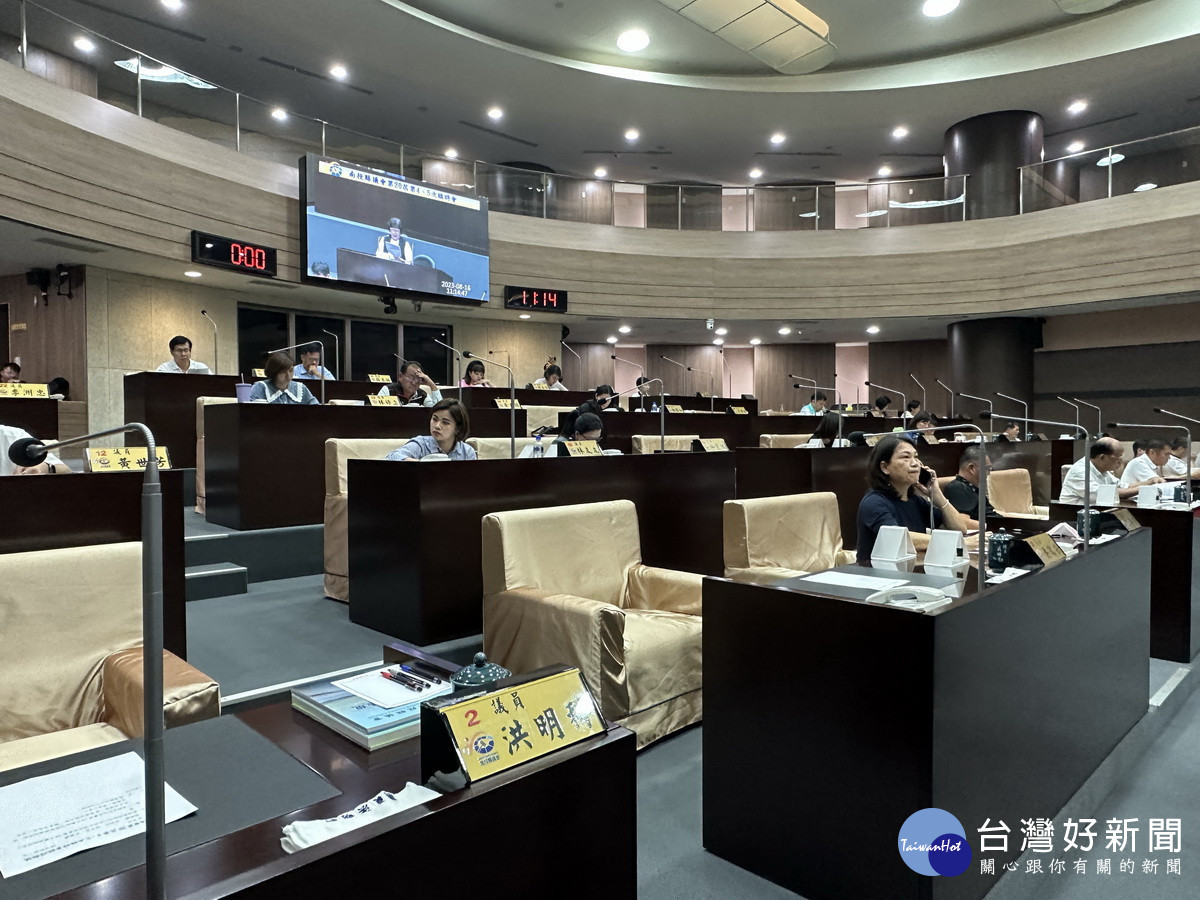 縣議會臨時會最後一日議員關心救災進度。（記者扶小萍攝）