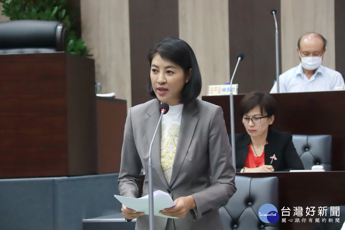 許淑華縣長就救災情形做詳盡報告感謝大家關心與支持。(記者扶小萍攝)