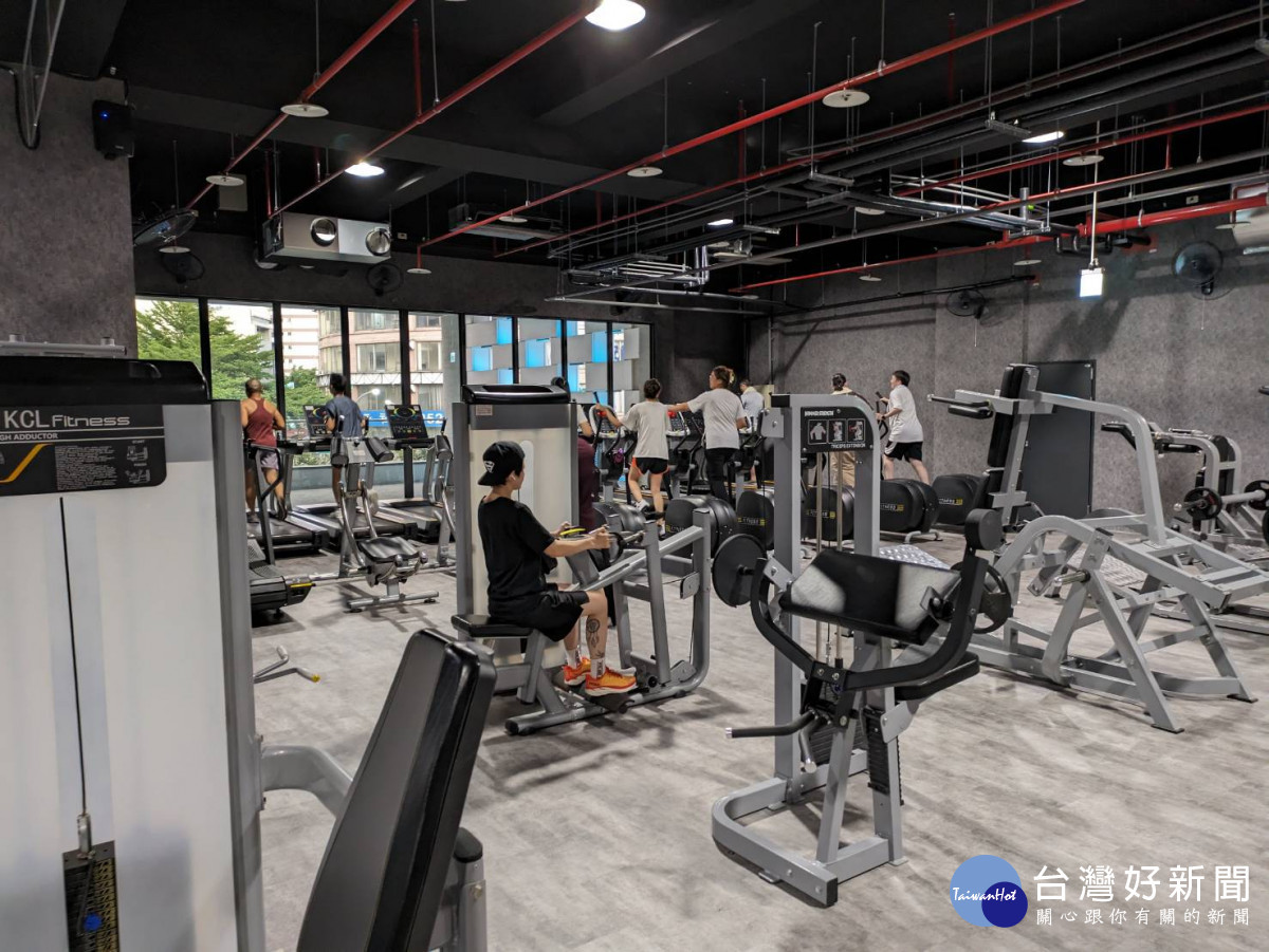 疫後運動經濟正夯,平價健身房在豐原轉運中心登場,讓民眾輕鬆踏上健康之旅。