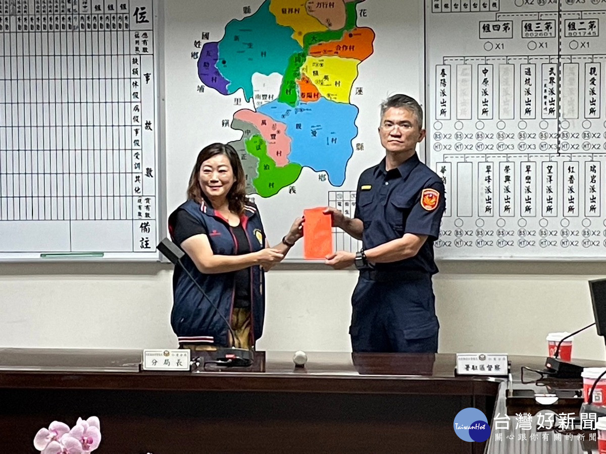 仁愛警友辦事處主任林月有(左)