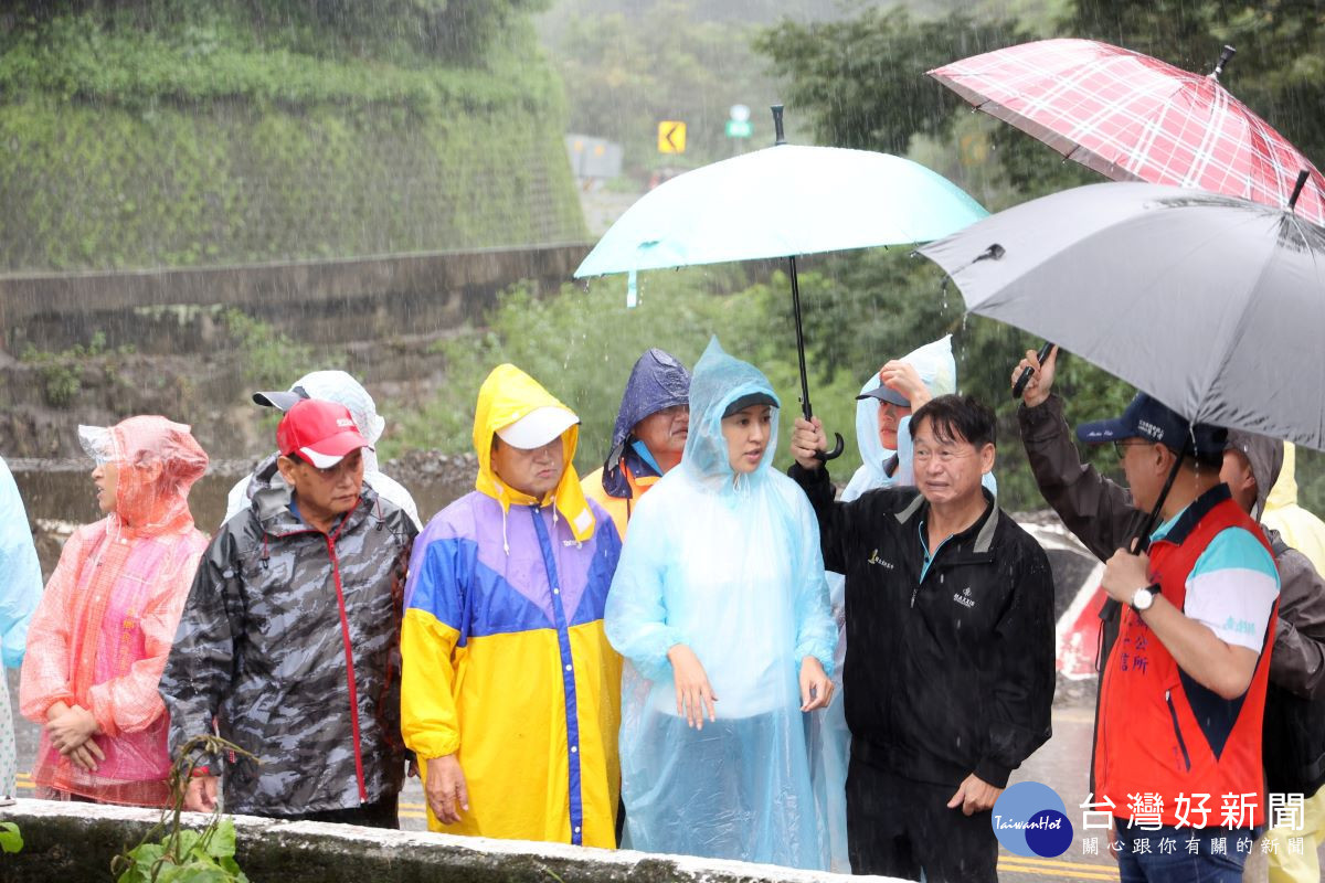 許縣長冒雨勘查釀災的春陽大排 ，允爭取中央支持徹底整治