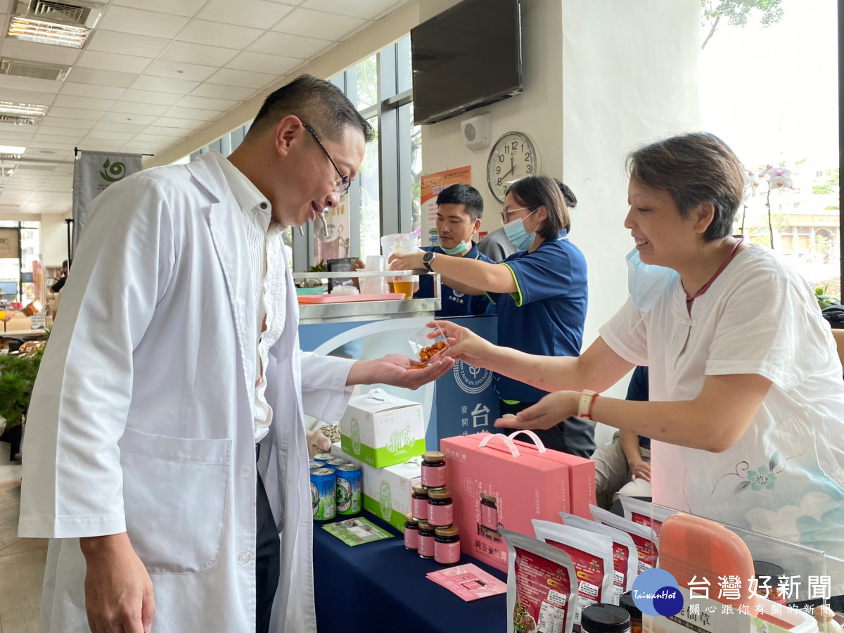 彰化秀傳醫院打造健康人文互動體驗的室內質感市集，員工直呼「好幸福」。圖／秀傳醫院提供