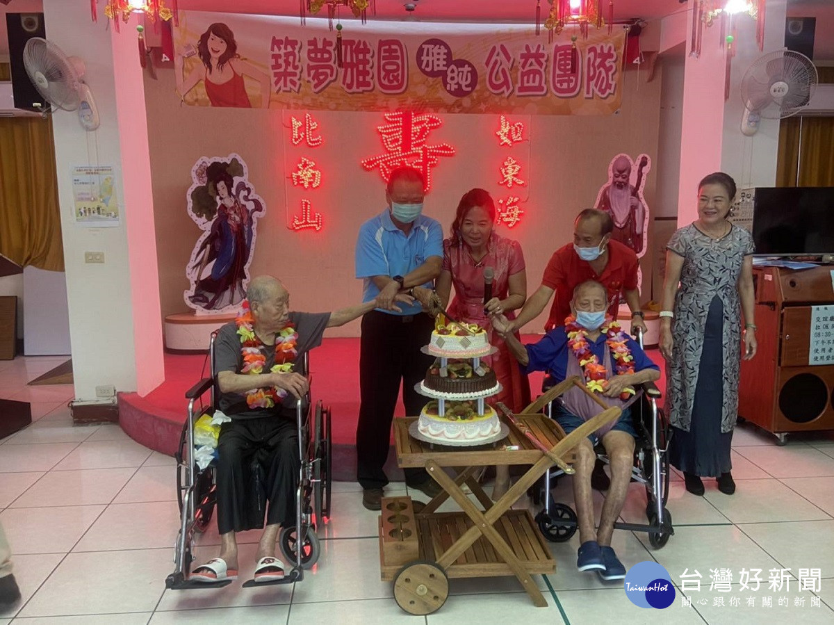 雅純公益陪伴榮民慶生 為長輩送上生日賀禮感受滿滿溫情