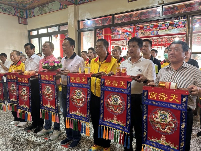 郭台銘15日到台中市大雅區天壽宮參拜,國民黨前台中市議員吳顯森(前右 1)、市議員吳呈賢(前右2)陪同。中央社