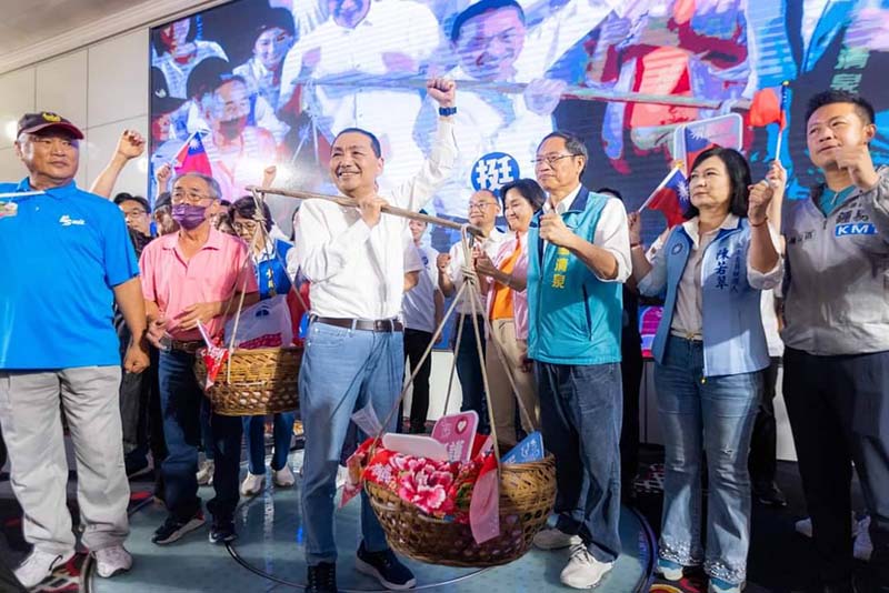 國民黨總統參選人侯友宜13日在高雄造勢時宣示,要扛起台灣的重擔,讓兩岸恢復和平。圖/取自侯友宜臉書