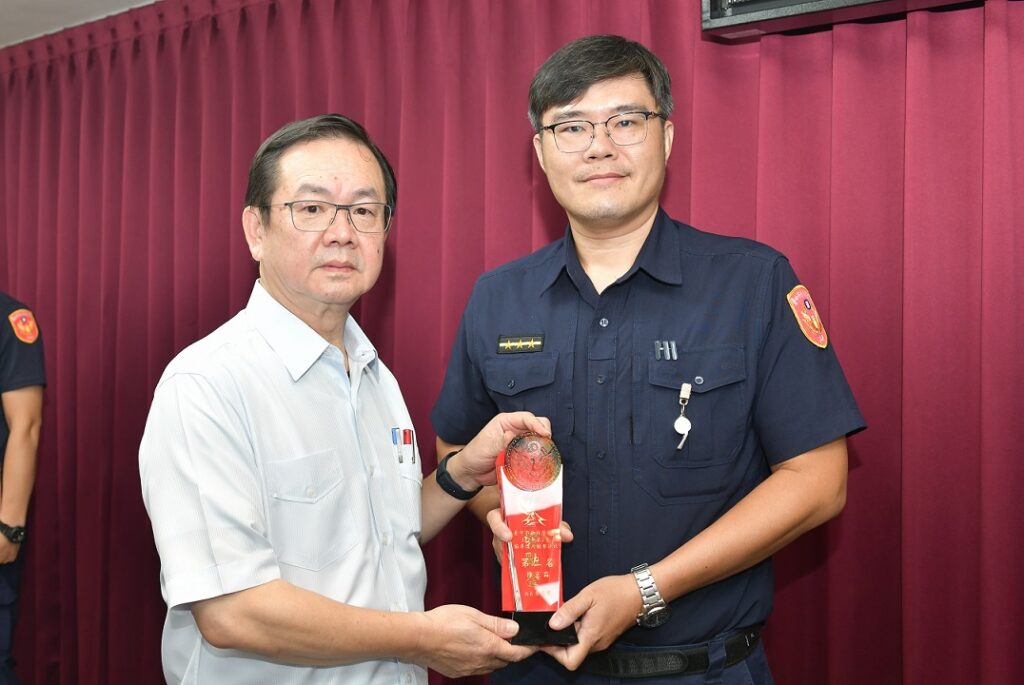 ▲圖說:中市警察局頒發112年第2季失蹤人口協尋達人獎座給前5名績優員警 (圖/台中市政府提供)