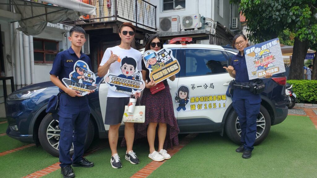 ▲圖說:「反詐警察娃娃」跟隨全市15 個分局巡邏車四處趴趴走 (圖/台中市政府提供)