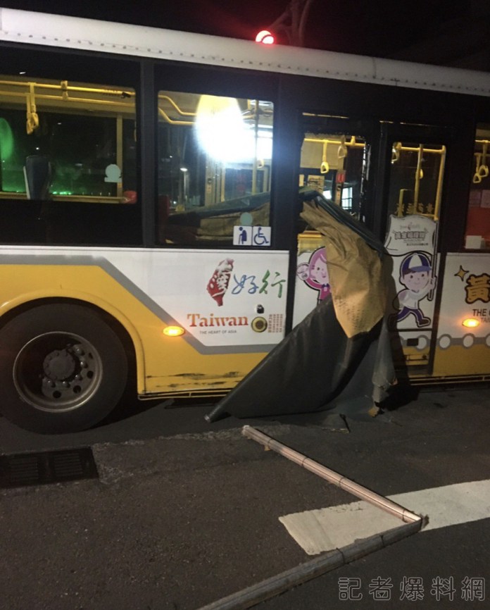 絕命終結站命大版? 基隆一客運撞民宅雨遮 鐵架砸進車刺傷女乘客 76 088E6ED9 F898 4A39 A2E2 873A9C7A76C2 | 社會 社會 記者爆料網