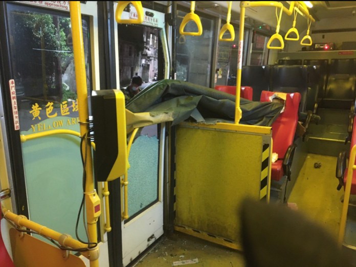絕命終結站命大版? 基隆一客運撞民宅雨遮 鐵架砸進車刺傷女乘客 75 F2723F02 3E49 4296 8CAF 839A71AD507B | 社會 社會 記者爆料網