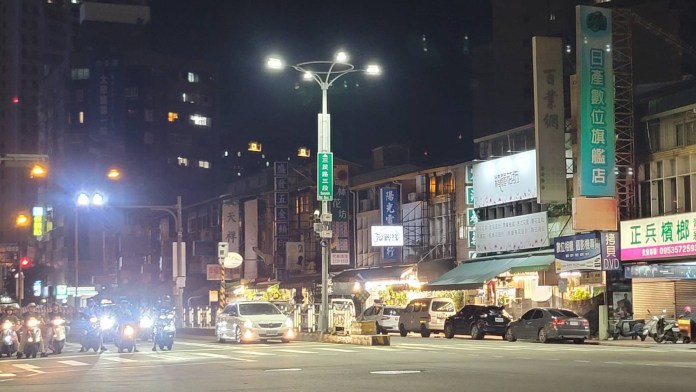 台中10大易肇事路口照明改善 LED燈提供駕駛明亮視野 66 7月底陸續完成十大易肇事路口照明改善,全面提升各路口照度 | 生活 生活 記者爆料網