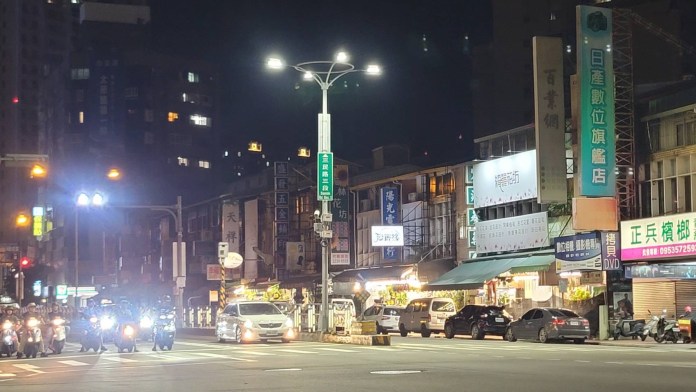 台中10大易肇事路口照明改善 LED燈提供駕駛明亮視野 65 7月底陸續完成十大易肇事路口照明改善,全面提升各路口照度 | 生活 生活 記者爆料網