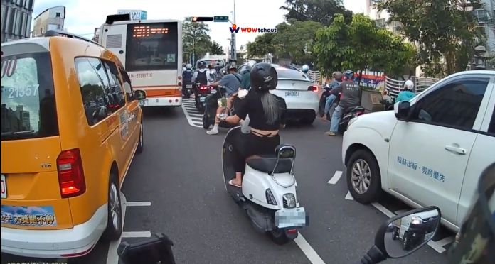 (檢舉魔人片)檢舉機車行駛槽化線一次命中9人! 網友驚呼:「原來這樣也可檢舉!」 73 9輛。WoWtchout 地圖型行車紀錄器分享平台授權 | 社會 社會 記者爆料網