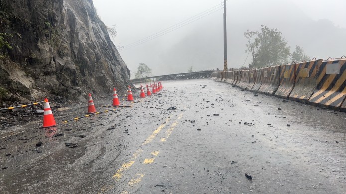 (中橫便道落石片)山區間歇雨勢落石 中橫便道中午開始封閉 63 | 生活 生活 記者爆料網