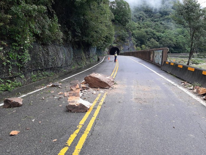 山區下雨台8線27K落石 警方緊急交管 72 中橫公路27K落石,警方實施交管。民眾提供 | 社會 社會 記者爆料網