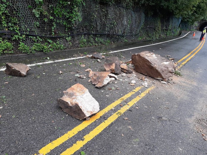 山區下雨台8線27K落石 警方緊急交管 70 中橫公路27K落石。民眾提供 | 社會 社會 記者爆料網