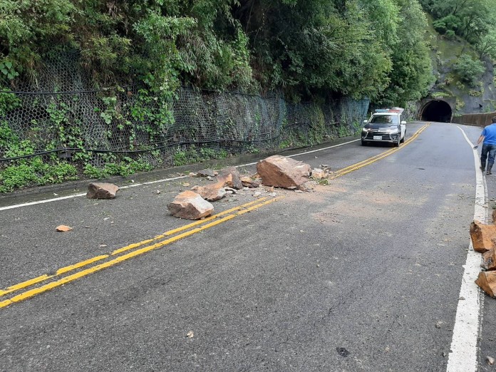 山區下雨台8線27K落石 警方緊急交管 71 警方在落石地點交管。民眾提供 | 社會 社會 記者爆料網