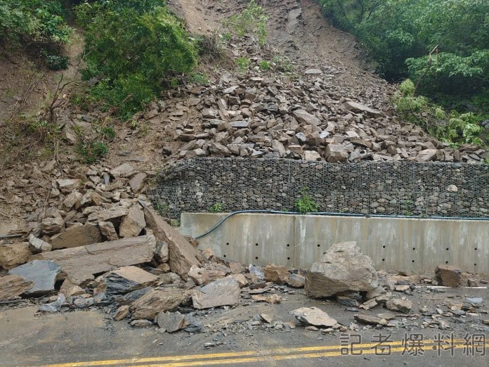 高雄茂林132線道大雨落石 民眾目擊"崩塌瞬間"驚呼連連 68 132線道 落石