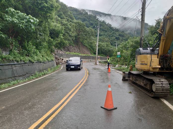 高雄茂林132線道大雨落石 民眾目擊"崩塌瞬間"驚呼連連 67 132線道 落石