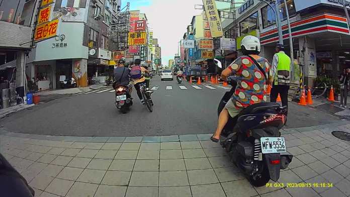 獨家/台南男童騎鐵馬「鬼切」逆向 擦撞後車...騎士穩住腳 63 腳踏車男子鬼切擦撞後車
