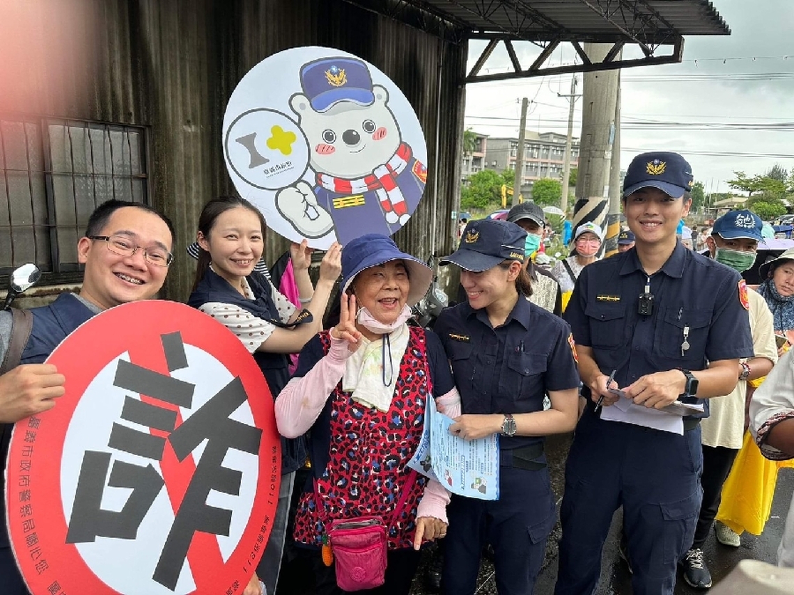 嘉義市警察局大白熊現身食品大賣場反詐宣導